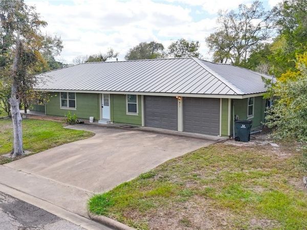 911 Depot Street , El Campo, TX 77437