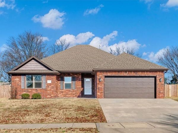 1872 Spring Creek Avenue , Springdale, AR 72764