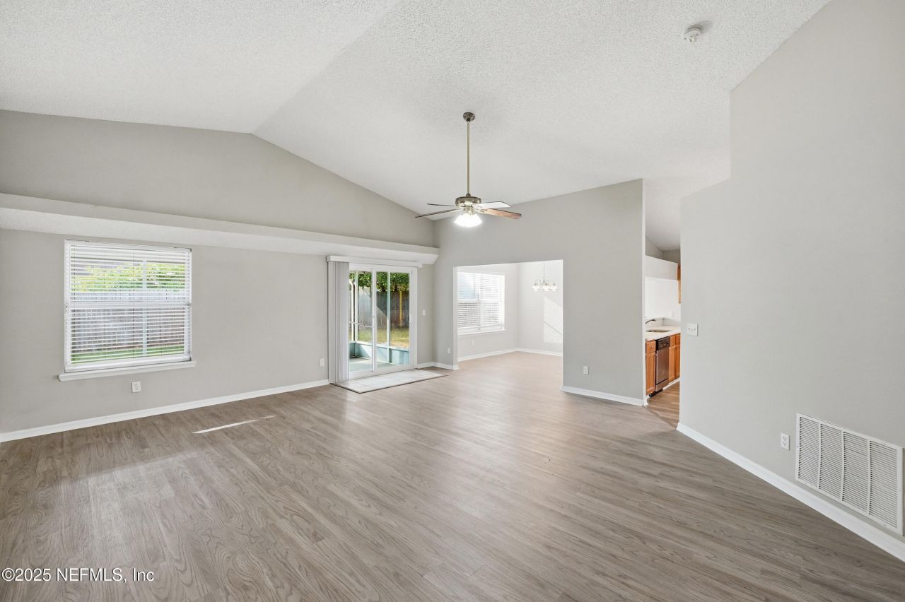 8428 Country Bend Circle E, Jacksonville, FL 32244 Photo