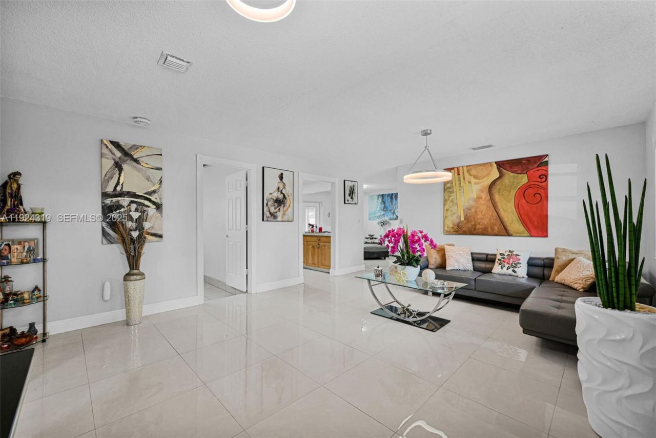 31 NW 133rd Pl, Miami, FL 33182 Photo