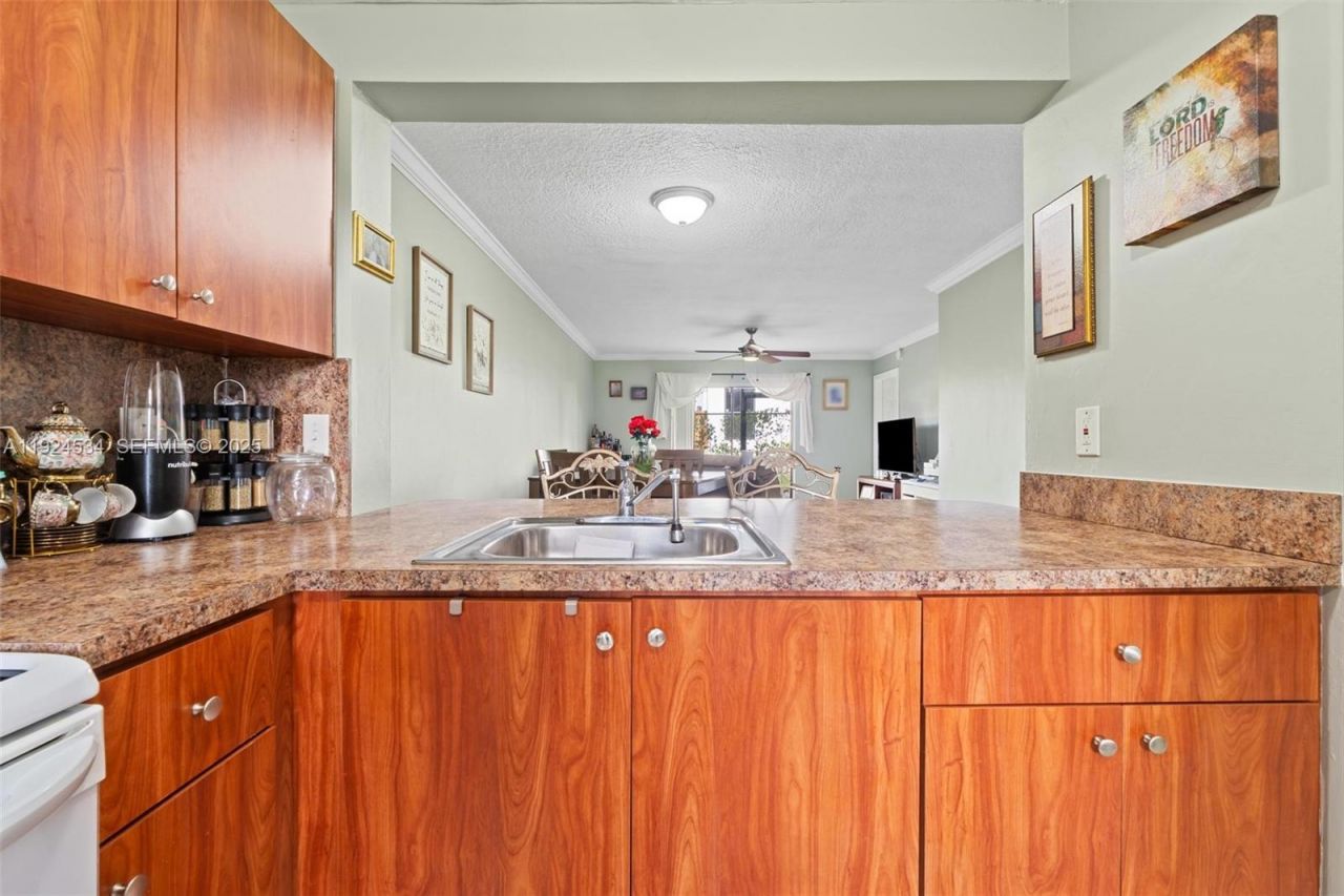 821 NE 207th Ln, Unit 102-1, Miami, FL 33179 Photo