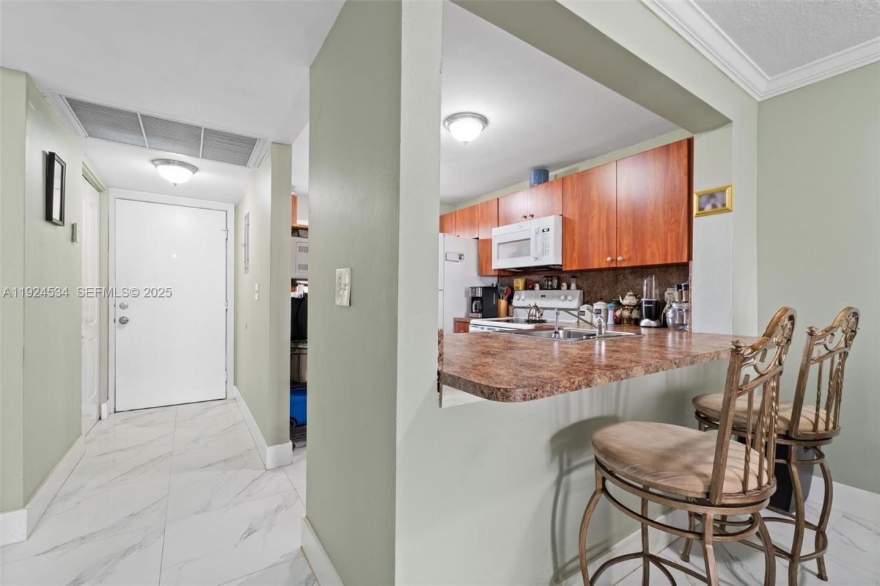 821 NE 207th Ln, Unit 102-1, Miami, FL 33179 Photo