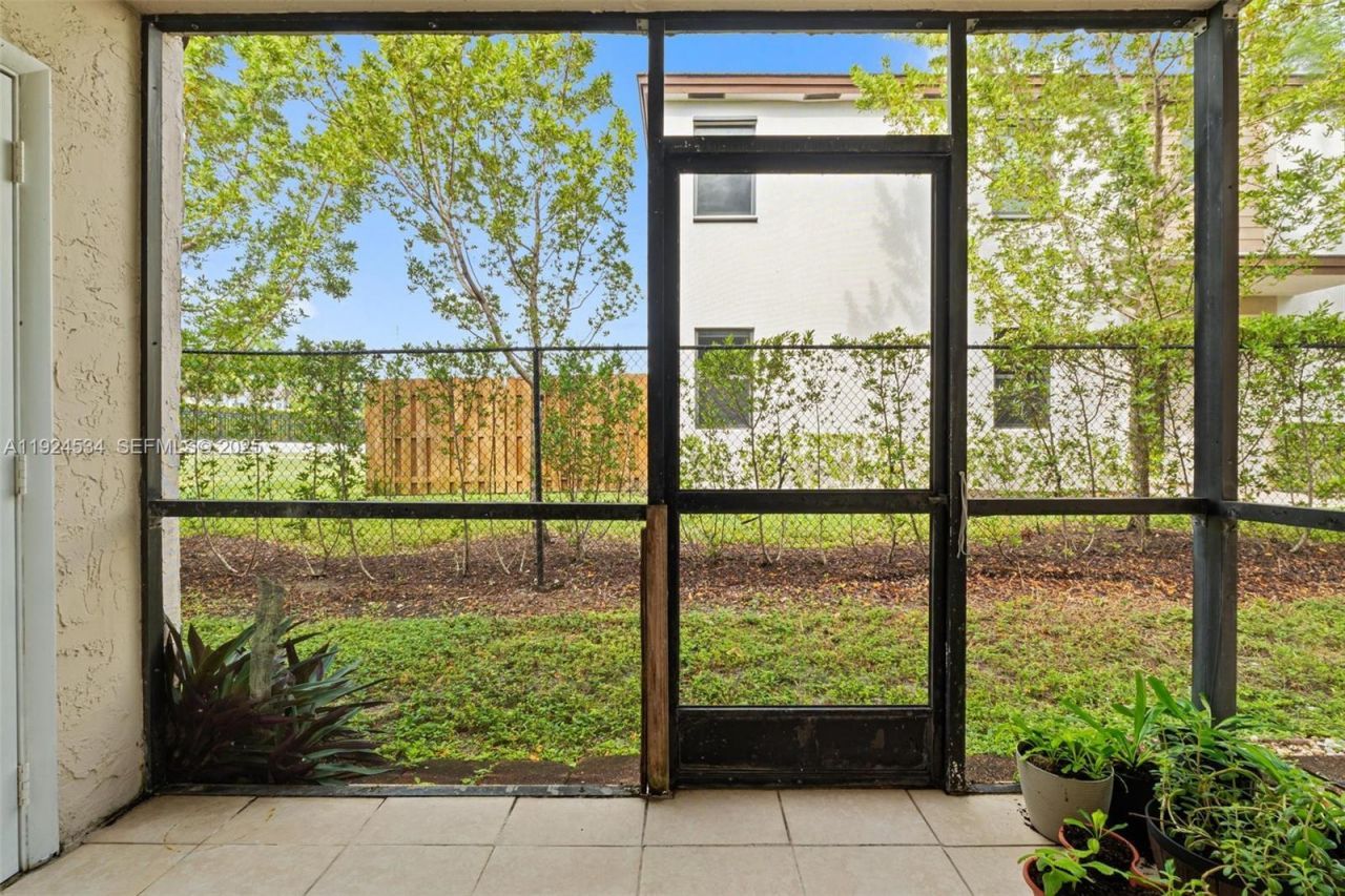 821 NE 207th Ln, Unit 102-1, Miami, FL 33179 Photo