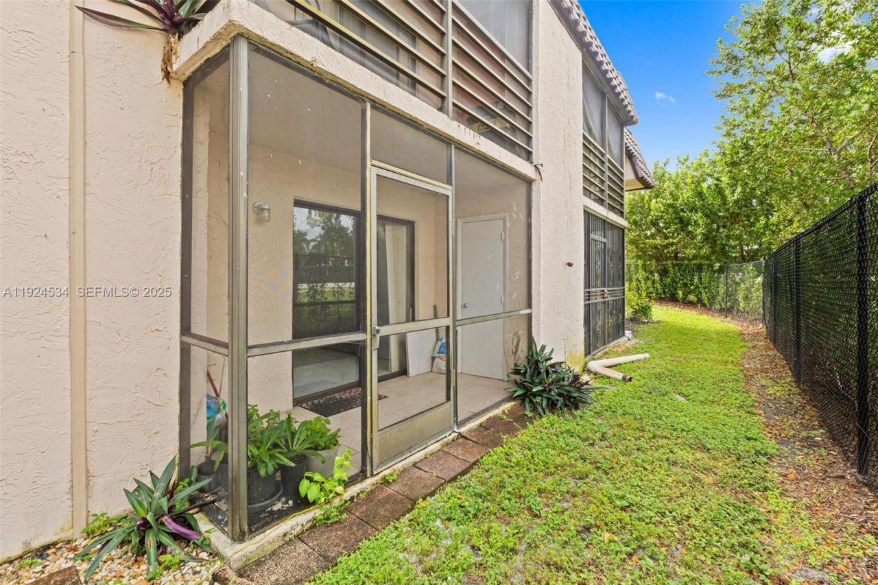 821 NE 207th Ln, Unit 102-1, Miami, FL 33179 Photo