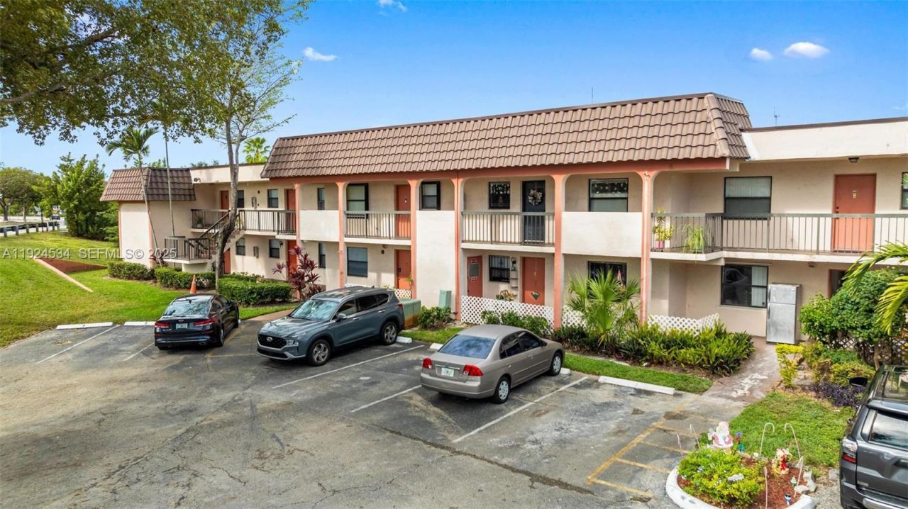 821 NE 207th Ln, Unit 102-1, Miami, FL 33179 Photo