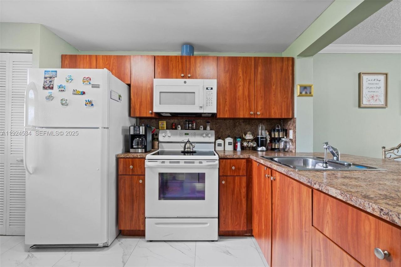 821 NE 207th Ln, Unit 102-1, Miami, FL 33179 Photo