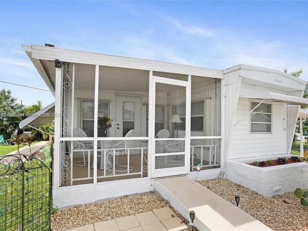 8616 SW 16th Pl, Davie, FL 33324