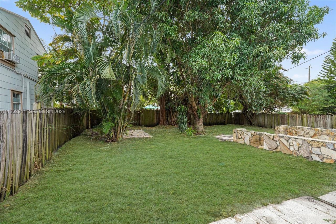 810 Ridgewood Dr, West Palm Beach, FL 33405 Photo