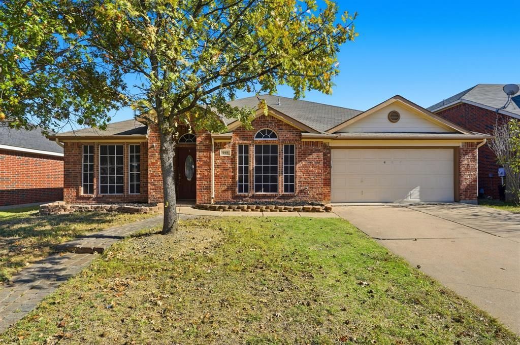 915 Hidden Oaks Drive, Burleson, TX 76028 Main Photo