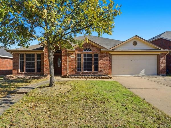 915 Hidden Oaks Drive, Burleson, TX 76028