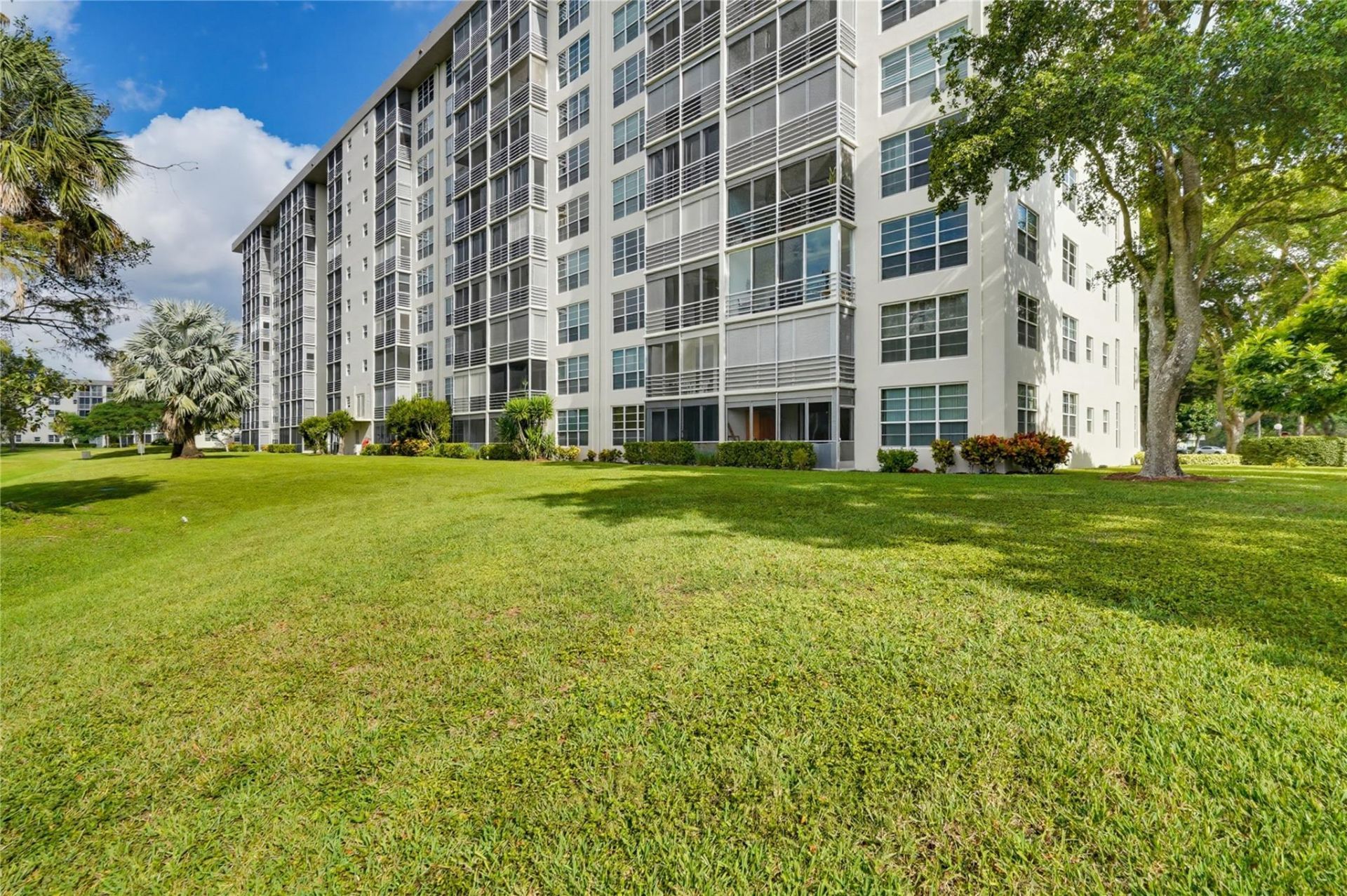 575 Oaks Lane, Unit 608, Pompano Beach, FL 33069 Photo