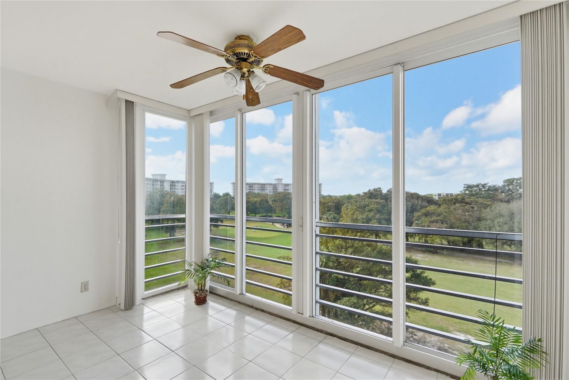 575 Oaks Lane, Unit 608, Pompano Beach, FL 33069 Photo
