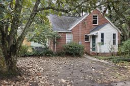 218 Yates Avenue photo 4