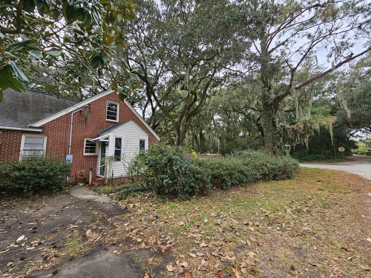 218 Yates Avenue Photo 6