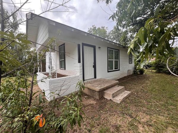 1466 E Myrtle Street , Fort Worth, TX 76104