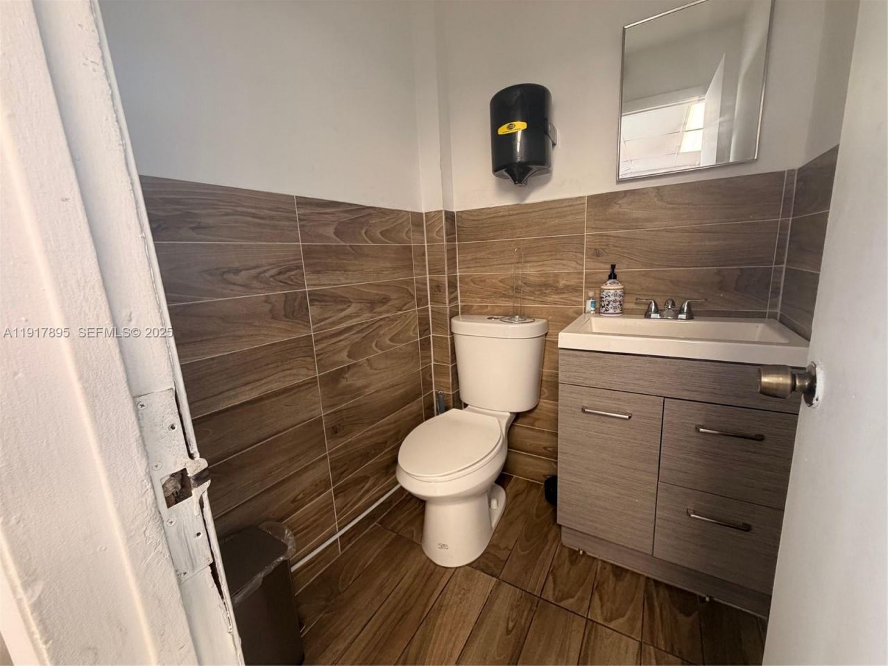 7298 NW 54th St, Miami, FL 33166 Photo