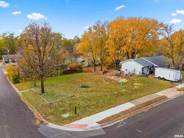 301 PARKWAY Lane, Pekin, IL 61554