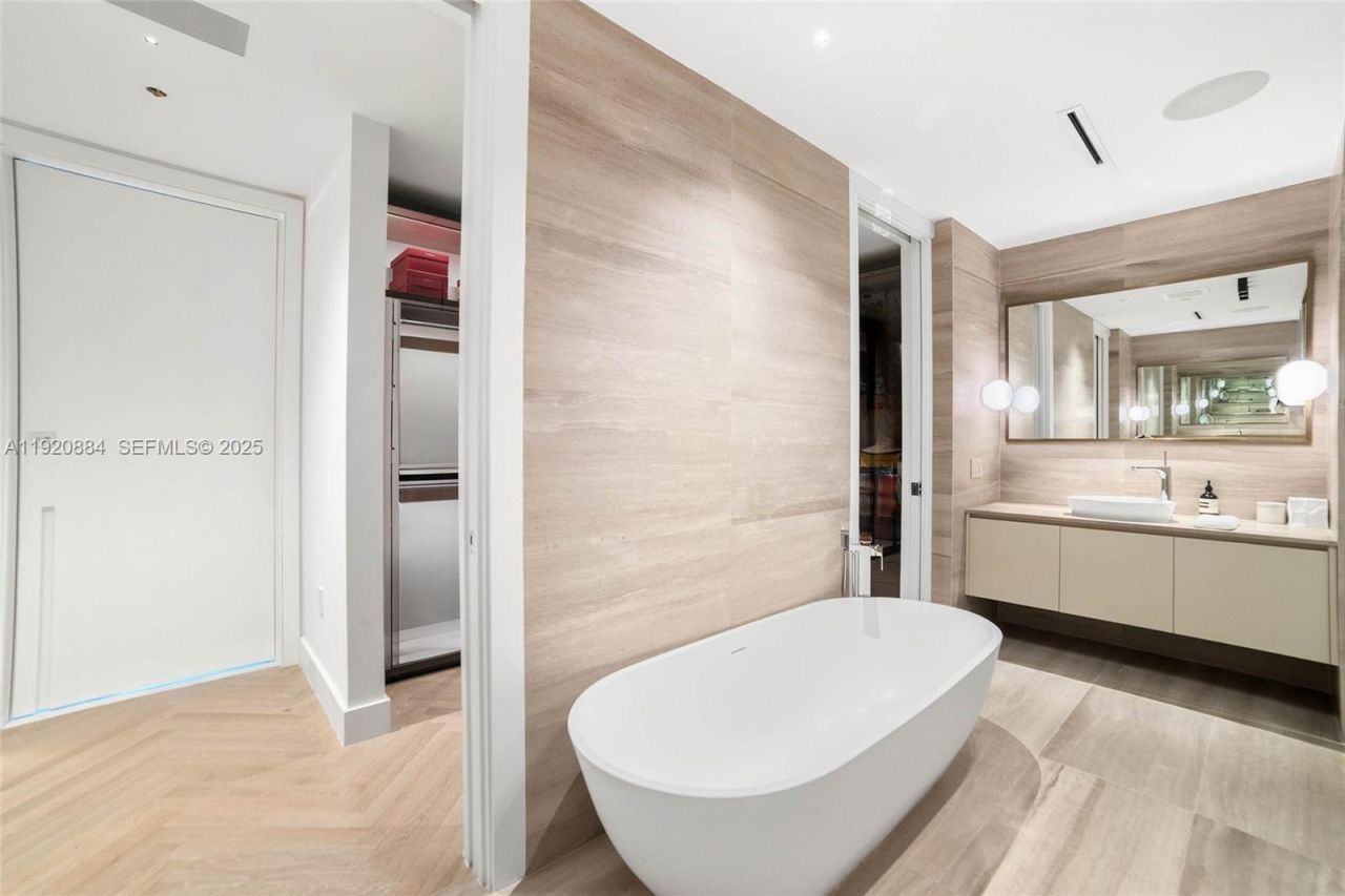 5775 Collins Ave, Unit 1501, Miami Beach, FL 33140 Photo