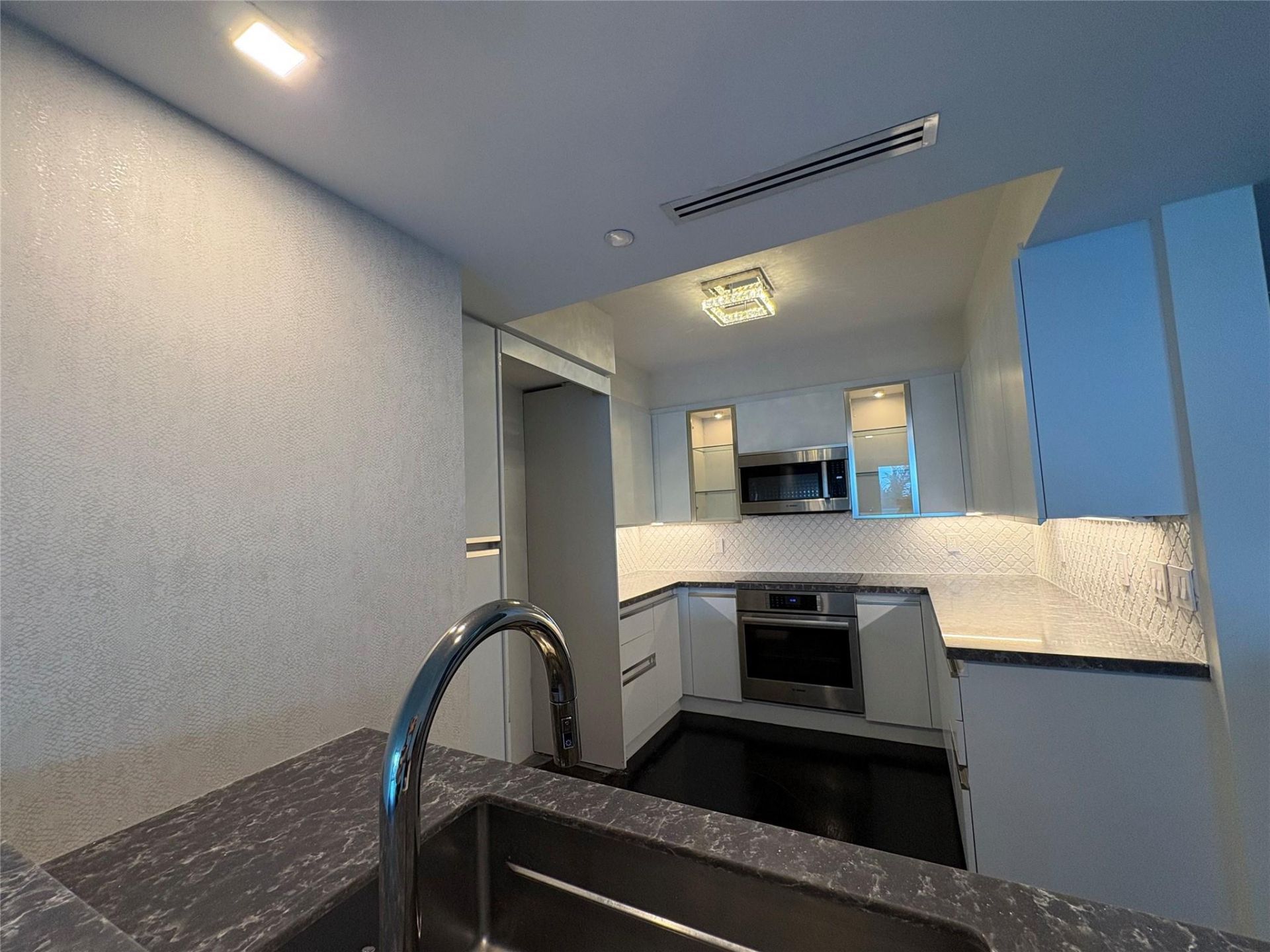 10 Venetian Way, Unit 502, Miami Beach, FL 33139 Photo