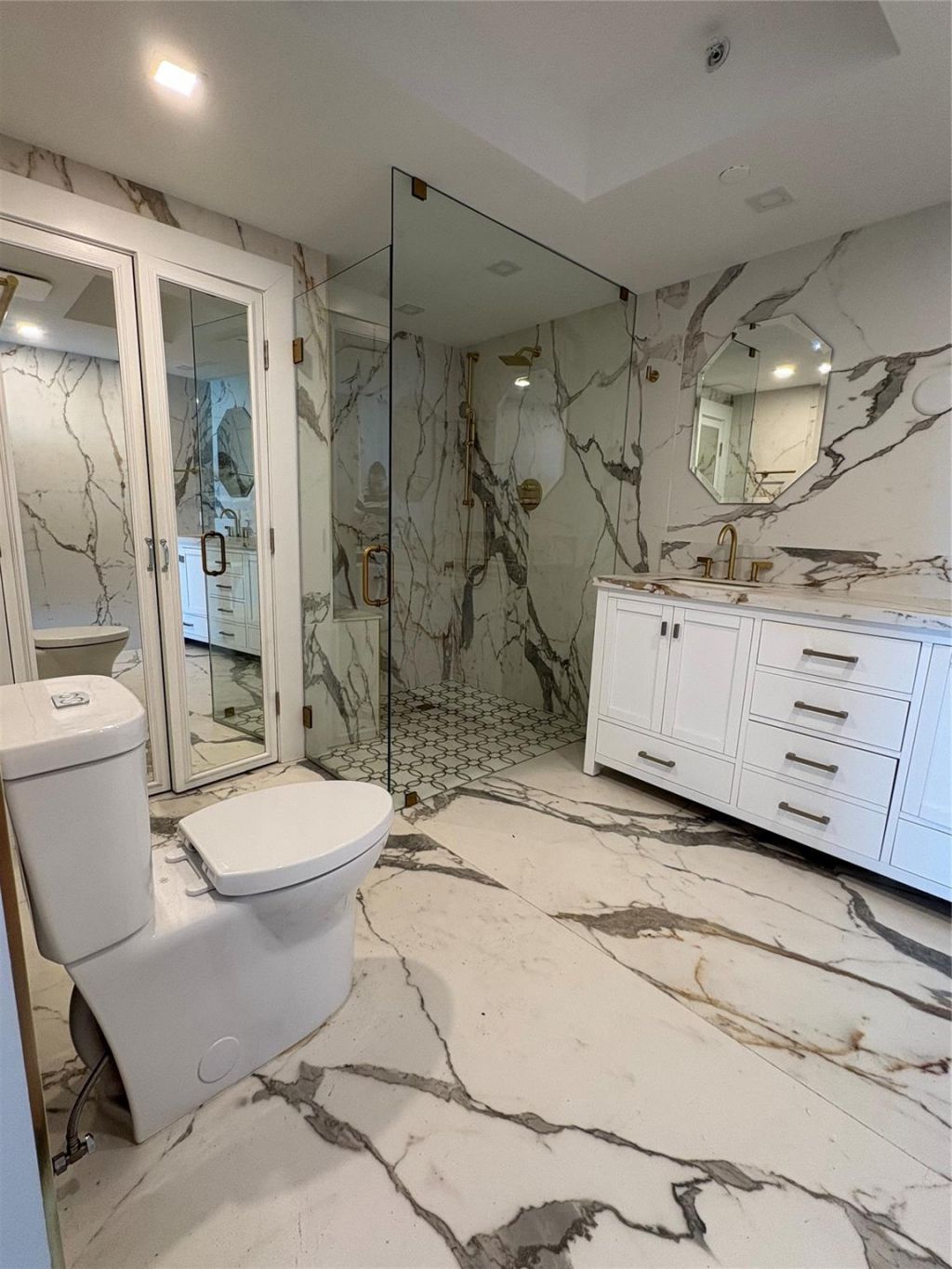 10 Venetian Way, Unit 502, Miami Beach, FL 33139 Photo