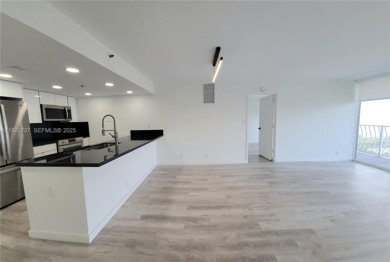 7601 E Treasure Dr, Unit 2103, North Bay Village, FL 33141 Photo