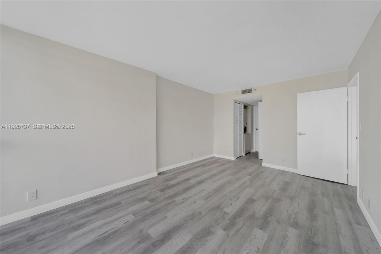 7601 E Treasure Dr, Unit 2103, North Bay Village, FL 33141 Photo