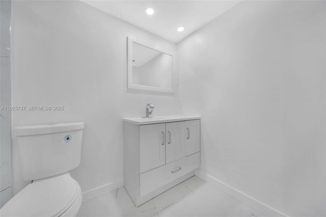 7601 E Treasure Dr, Unit 2103, North Bay Village, FL 33141 Photo