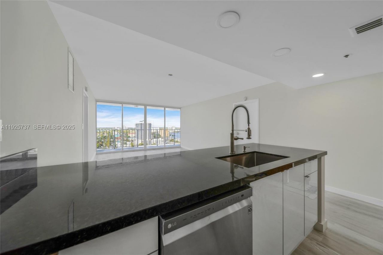 7601 E Treasure Dr, Unit 2103, North Bay Village, FL 33141 Photo