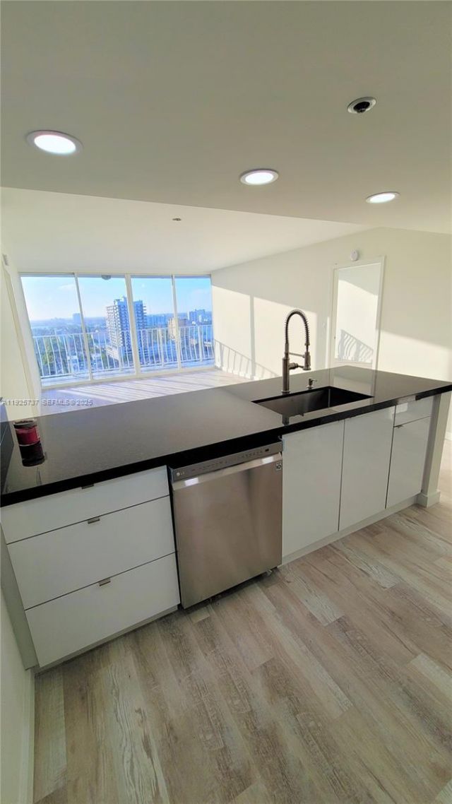 7601 E Treasure Dr, Unit 2103, North Bay Village, FL 33141 Photo