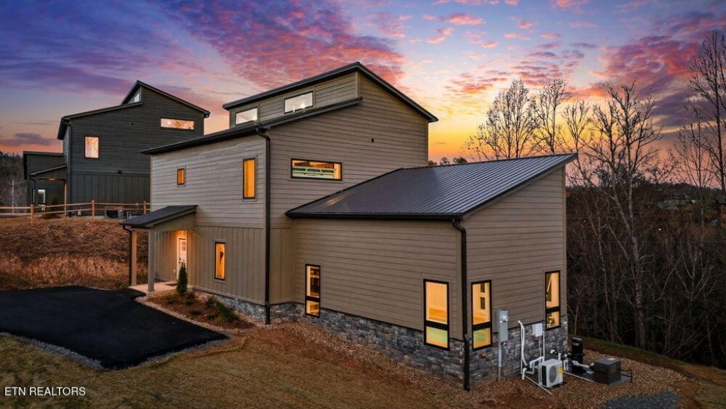 638 Ridge Top Loop, Gatlinburg, TN 37738 Main Photo