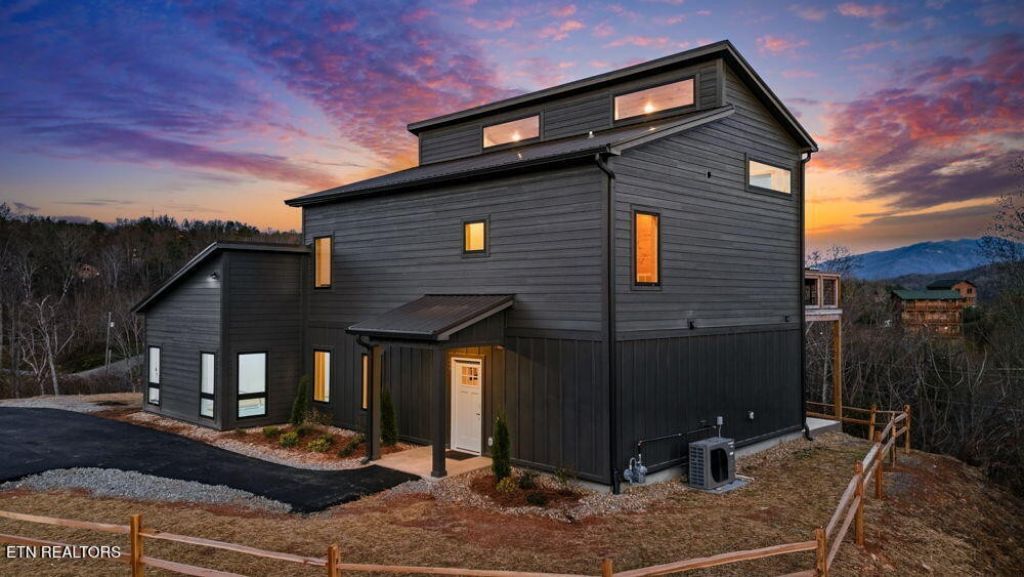 644 Ridge Top Loop, Gatlinburg, TN 37738 Main Photo