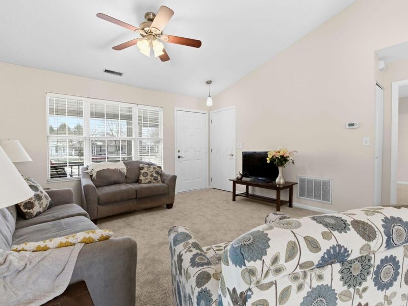 8574 Victoria Meadow Lane, Reynoldsburg, OH 43068 Photo 4