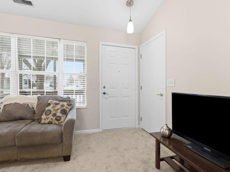 8574 Victoria Meadow Lane, Reynoldsburg, OH 43068 Photo 5