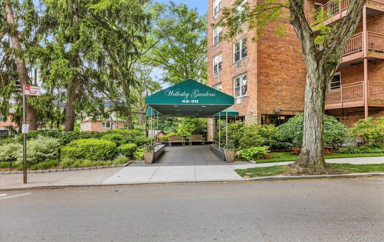 42-30 Douglaston Parkway, Unit 5N, Douglaston, NY 11363 Main Photo