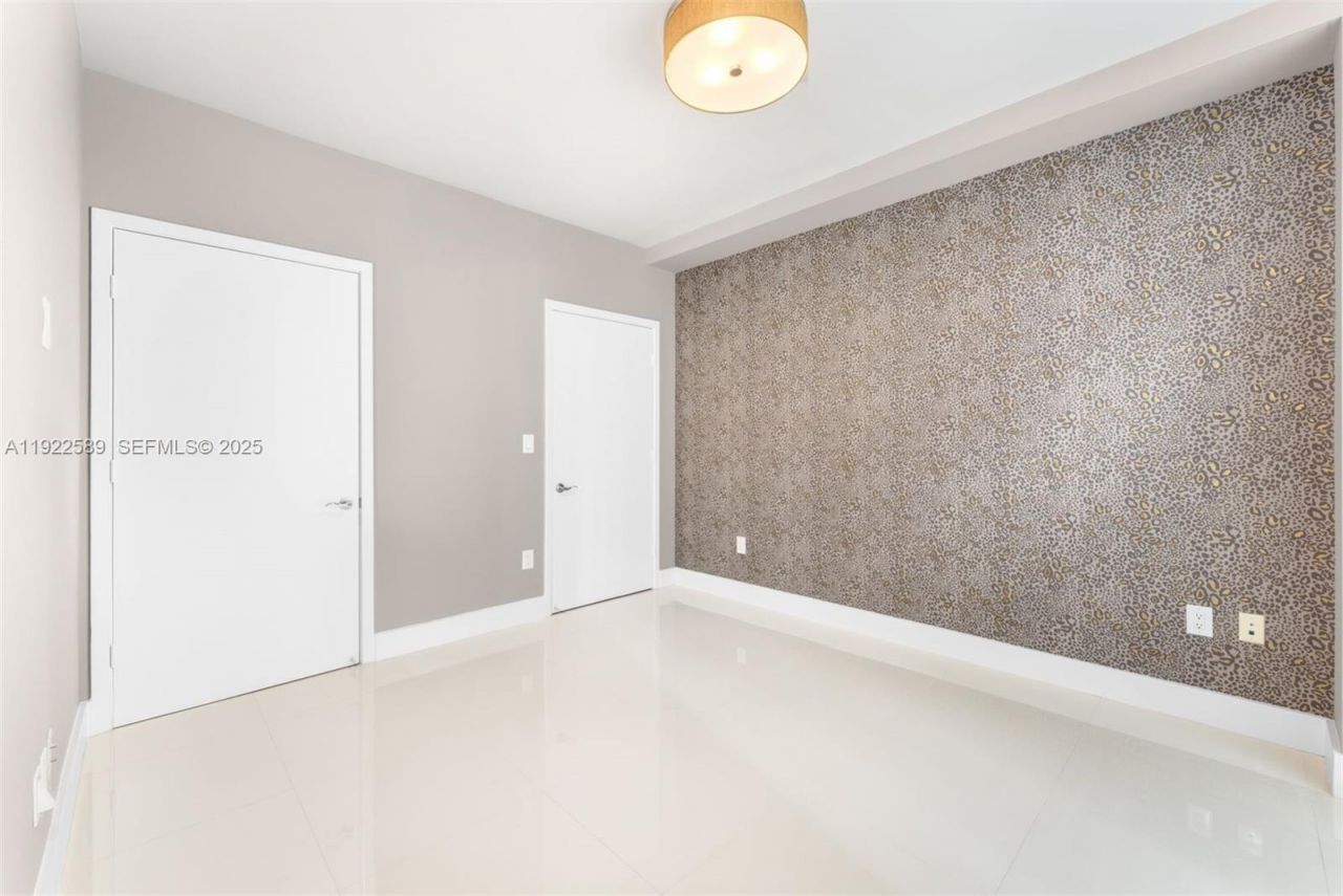 6000 Collins Ave, Unit 330, Miami Beach, FL 33140 Photo