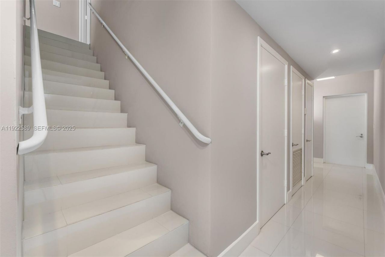 6000 Collins Ave, Unit 330, Miami Beach, FL 33140 Photo