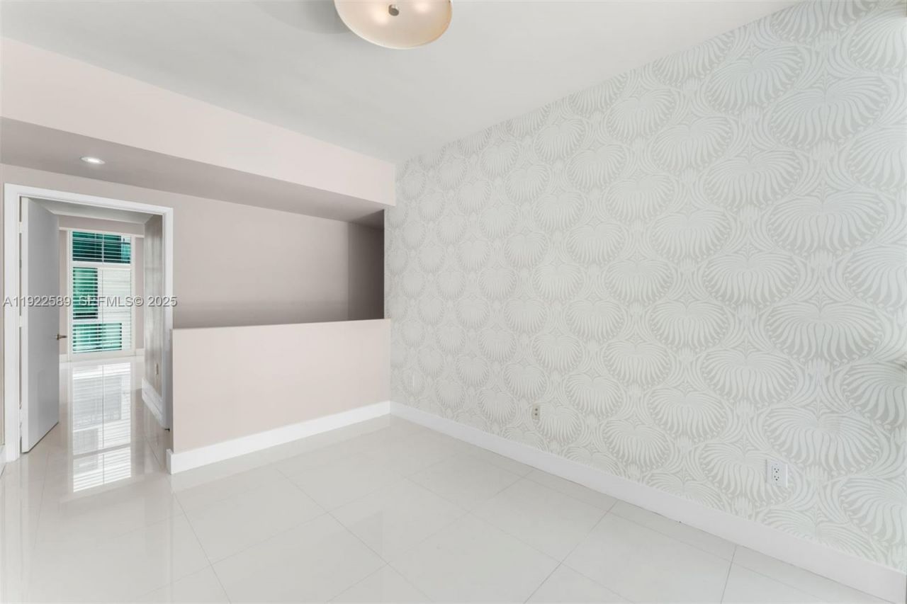 6000 Collins Ave, Unit 330, Miami Beach, FL 33140 Photo