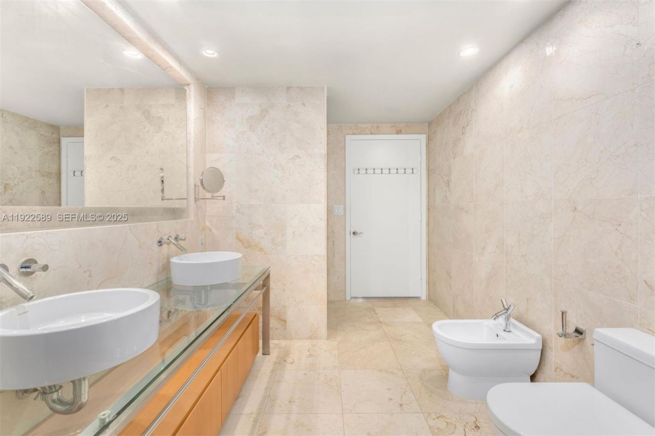 6000 Collins Ave, Unit 330, Miami Beach, FL 33140 Photo