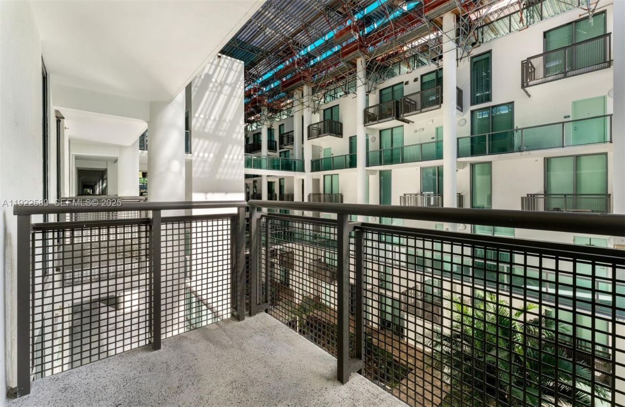 6000 Collins Ave, Unit 330, Miami Beach, FL 33140 Photo