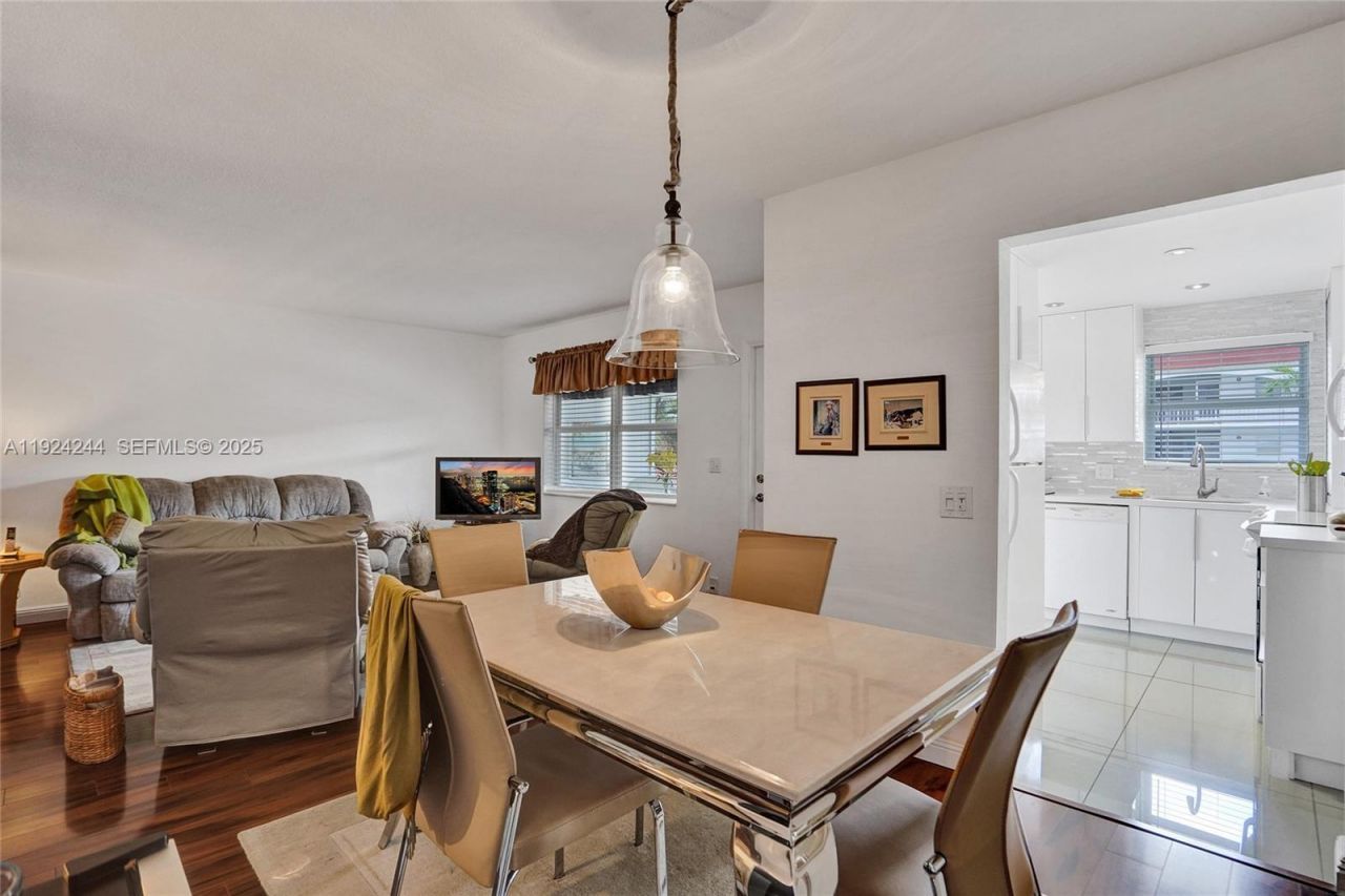 580 Egret Dr, Unit 220, Hallandale Beach, FL 33009 Photo