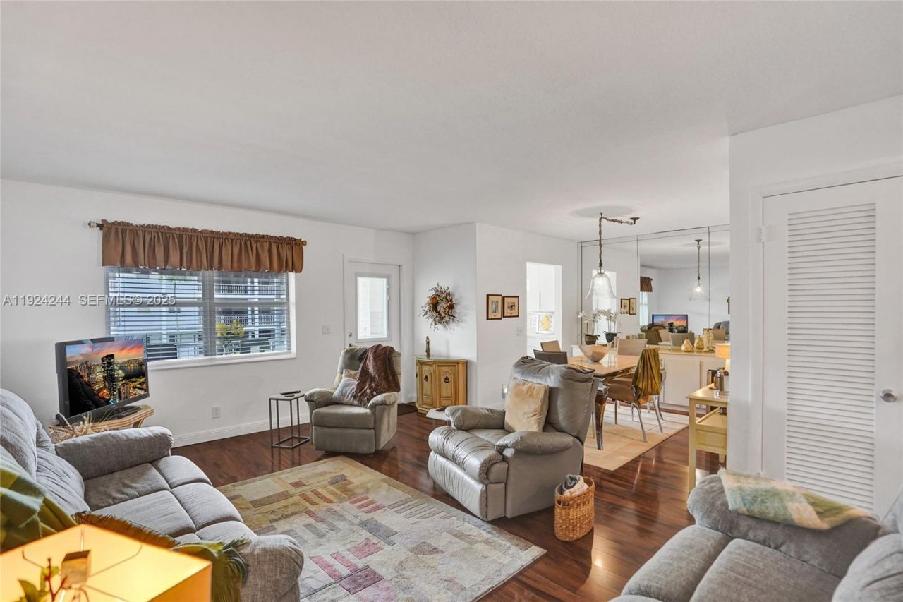 580 Egret Dr, Unit 220, Hallandale Beach, FL 33009 Photo