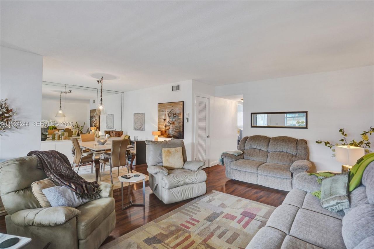 580 Egret Dr, Unit 220, Hallandale Beach, FL 33009 Photo