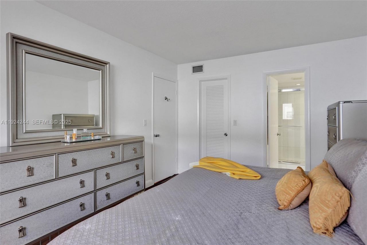 580 Egret Dr, Unit 220, Hallandale Beach, FL 33009 Photo