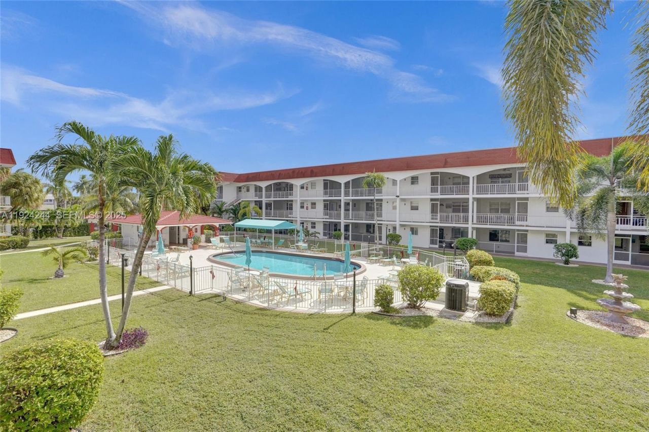 580 Egret Dr, Unit 220, Hallandale Beach, FL 33009 Photo