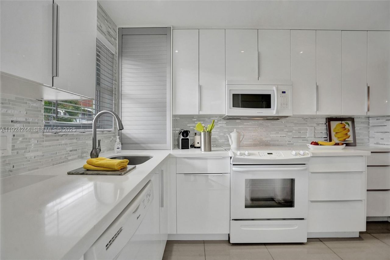 580 Egret Dr, Unit 220, Hallandale Beach, FL 33009 Photo