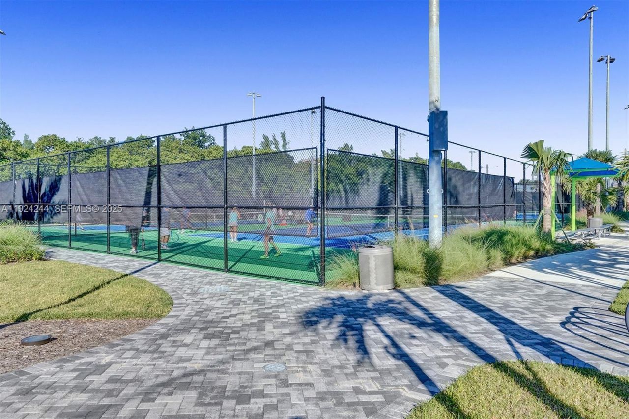 580 Egret Dr, Unit 220, Hallandale Beach, FL 33009 Photo