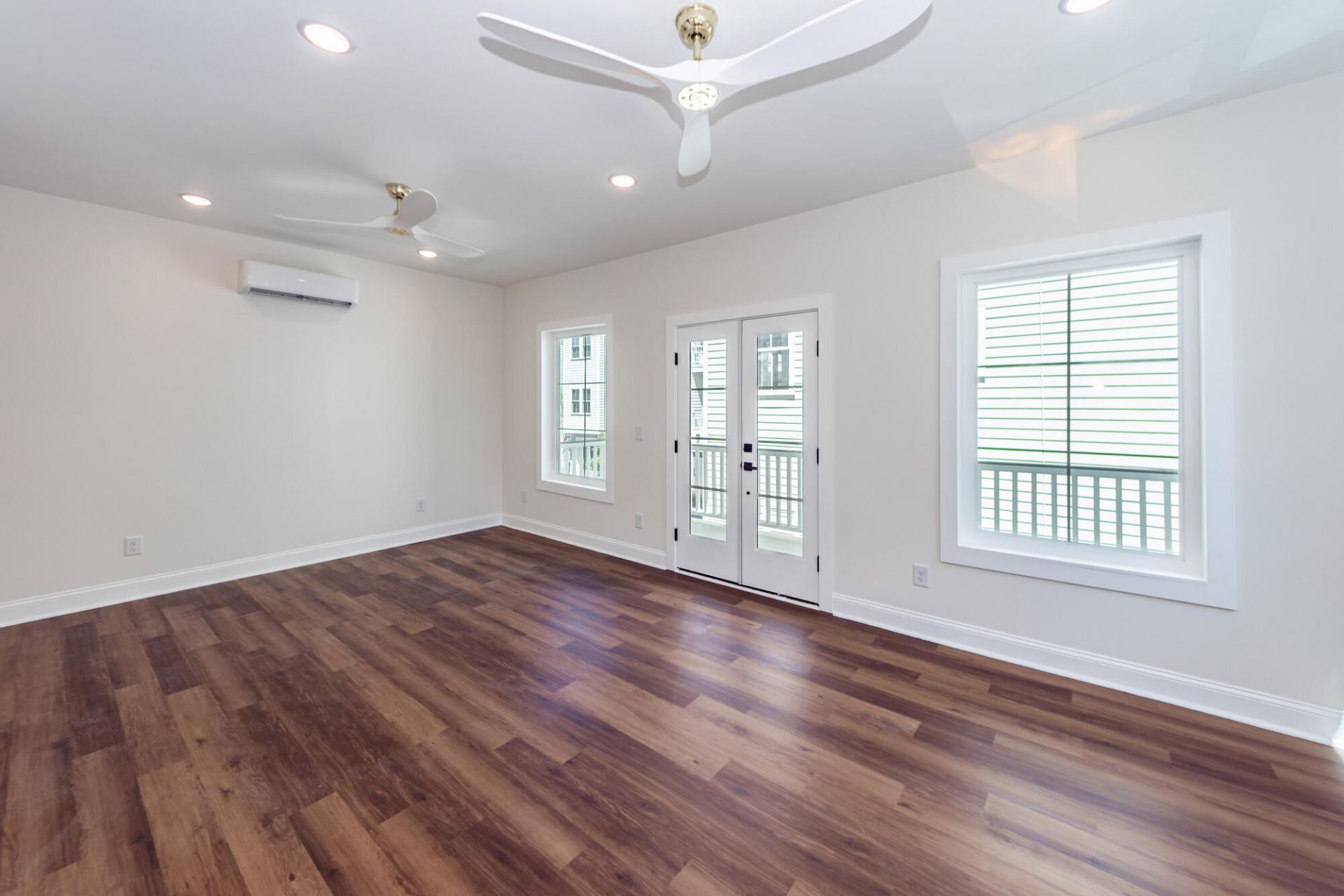 7 Iron Frg Alley Photo 23