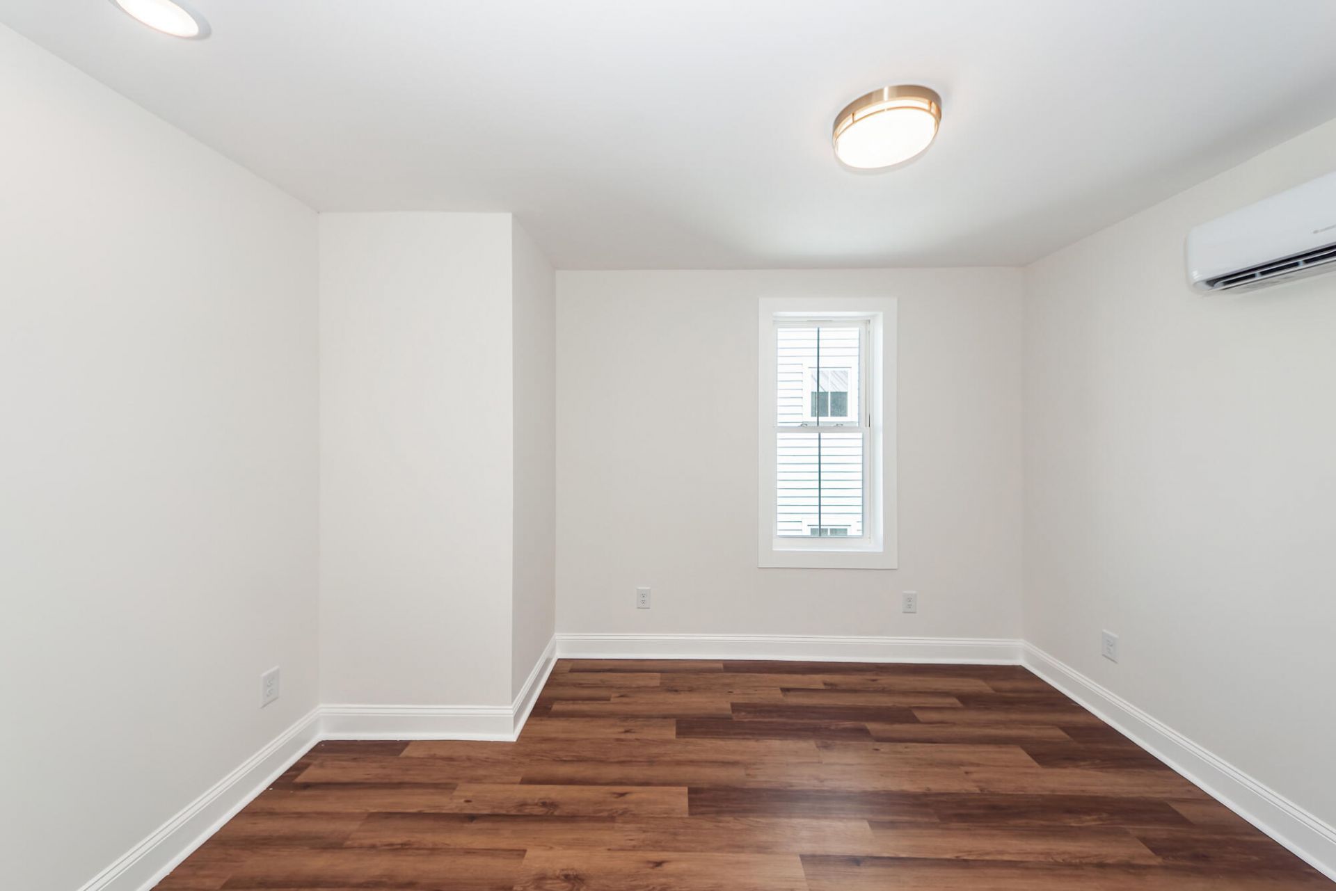 7 Iron Frg Alley Photo 26