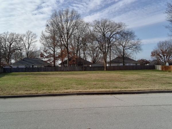 2721 S Timbercreek Avenue, Springfield, MO 65807