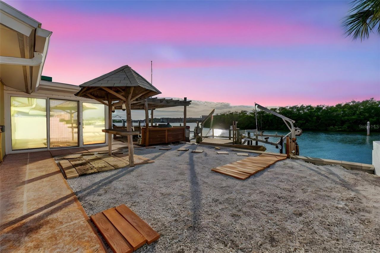 1421 Sea Gull Drive S, Saint Petersburg, FL 33707 Main Photo